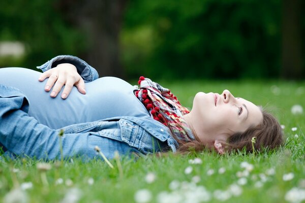 Ragazza incinta sull erba verde