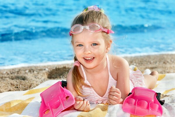 Szczęśliwa dziewczynka latem na plaży