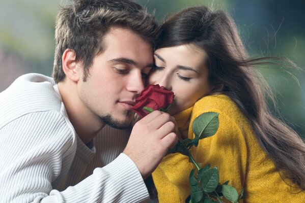 Foto di una ragazza e un ragazzo con una rosa