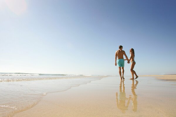 Deux amoureux au bord de la mer