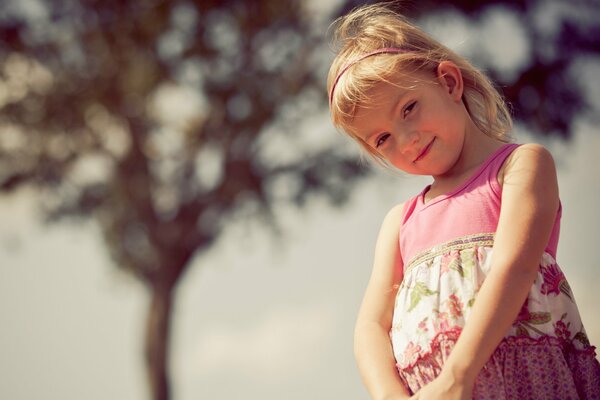 La niña tiene un estado de ánimo de verano foto