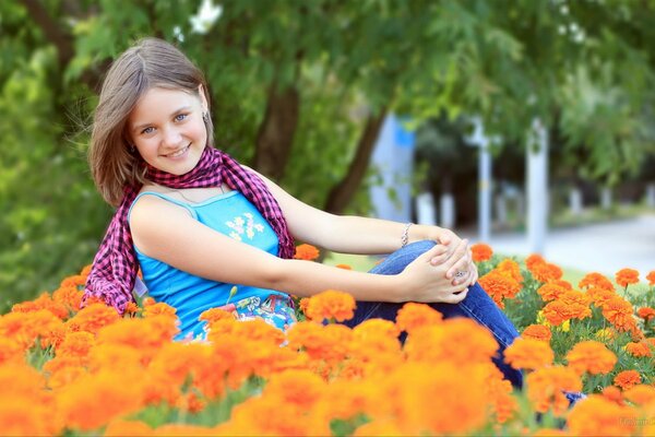 Ragazza sullo sfondo di fiori e natura