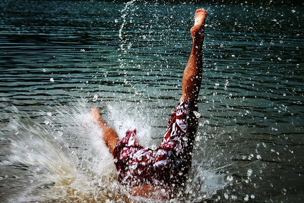 Turmspringen. Fallen in Wasser und Meer von Spritzern