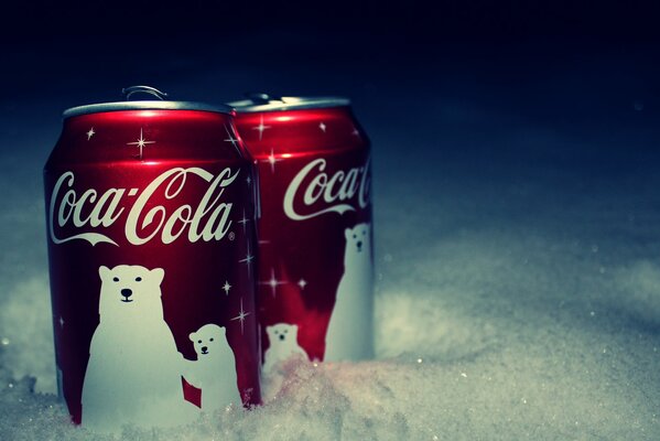 Lattine di coca cola sulla neve