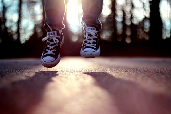 Saut dans les baskets au soleil