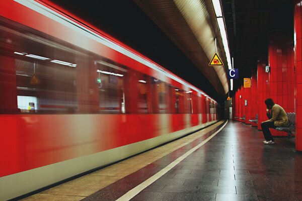 Die U-Bahn verlässt den Bahnhof