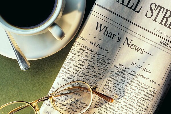 Composition du matin avec une tasse de café et un journal