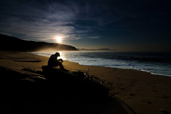 Photographe sur le fond de l aube de la mer