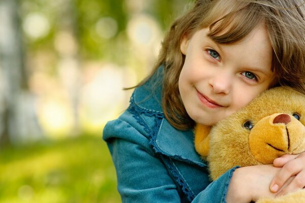 Ragazza in natura con il giocattolo preferito