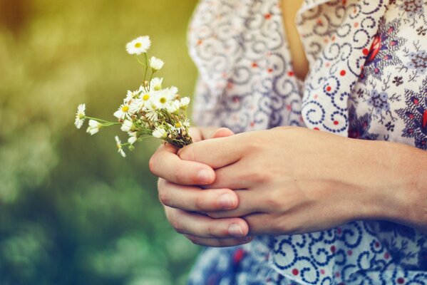 Fille tenant un bouquet de marguerites