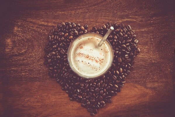 Café chaud sur fond de grains de café