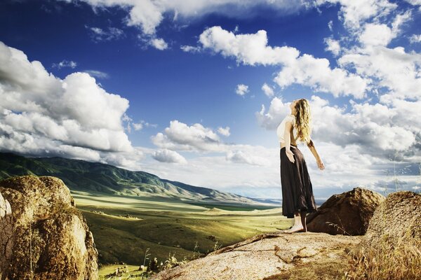 Fille dans la nature inspirée par le soleil et le ciel