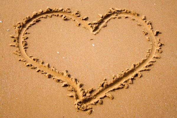 Grand coeur dessiné sur le sable