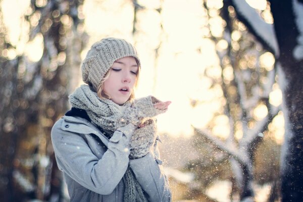 Fille mystérieuse en hiver