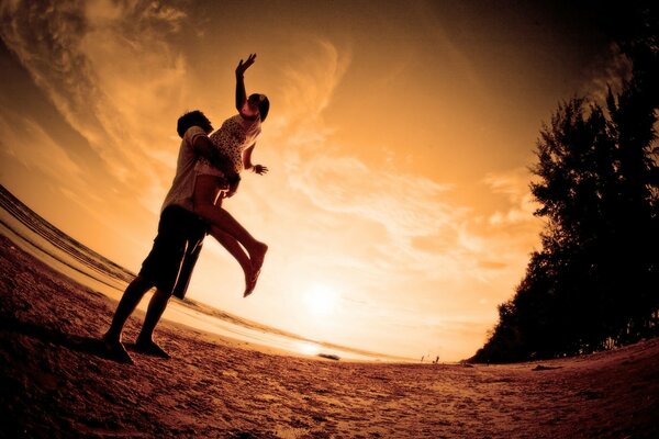 Pareja enamorada en la playa