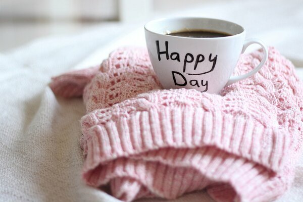 Szczęśliwy dzień z filiżanką kawy i swetrem