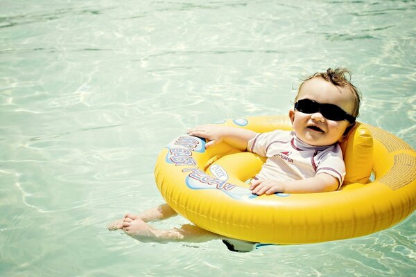 Un niño se sumerge en el agua