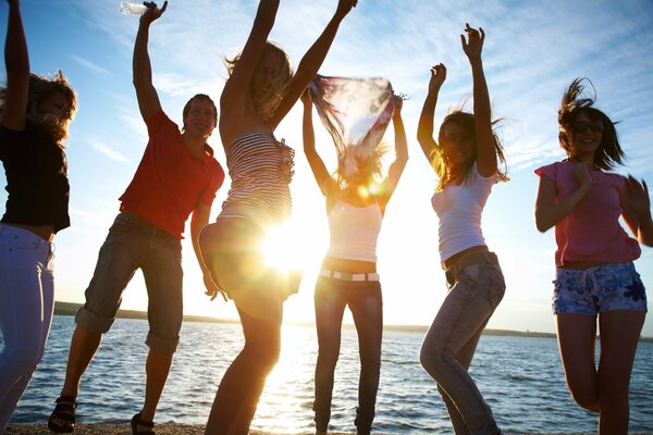 Chicas guapas bailando al atardecer