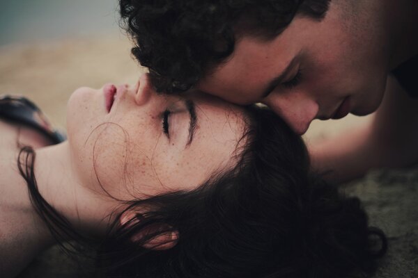 Couple sur le sable. Amour. Deux