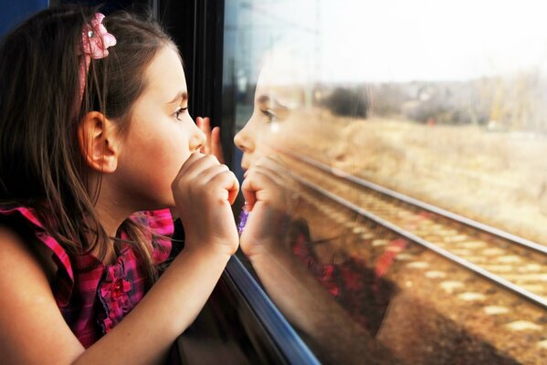 Viaggio a lunga distanza dagli occhi della ragazza