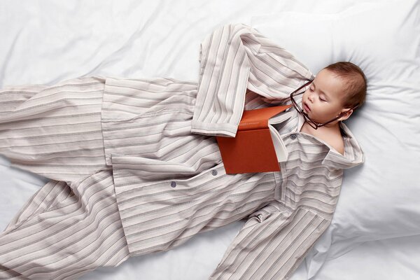 Sommeil de bébé dans le pyjama de papa