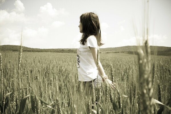 Morena en un campo de trigo. Fotografía en blanco y negro