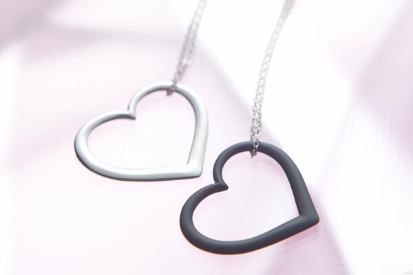 Deux pendentifs en forme de coeur noir et blanc