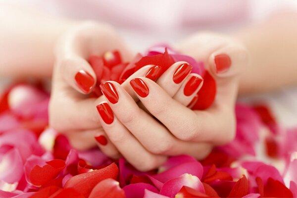 Manucure rouge vif sur vos ongles