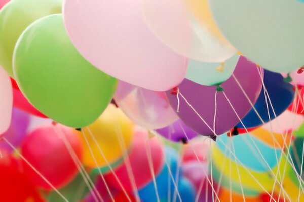 Bunte, helle festliche Luftballons, die die Stimmung heben