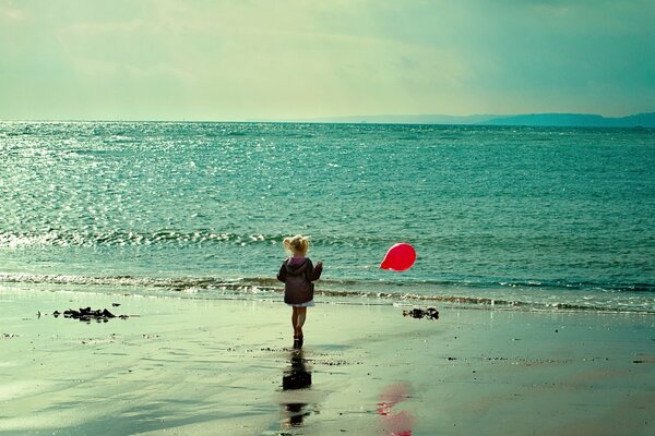 La niña y el mar. Azul y rojo