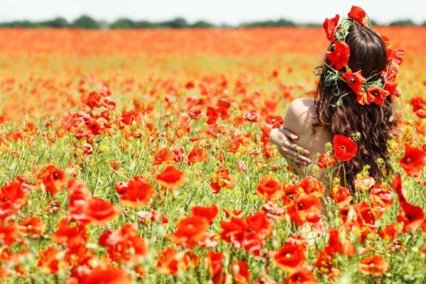 Image d une belle fille dans un champ avec des coquelicots