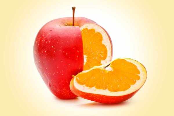 Manzana cortada con naranja en el interior