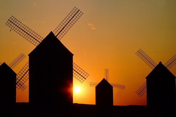 Quatre moulins au coucher du soleil