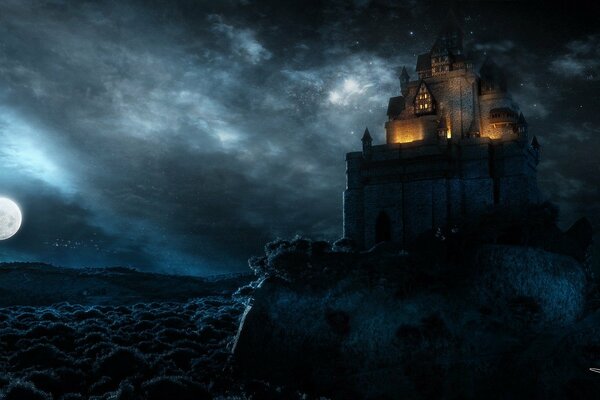 La forteresse du château est éclairé par des feux dans la nuit de pleine lune