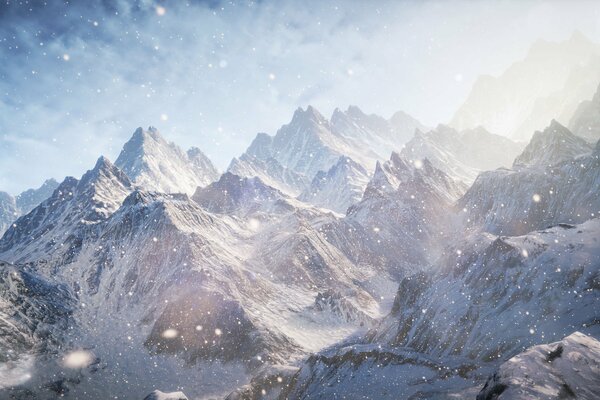 Les montagnes de neige en bleu de la brume de l 