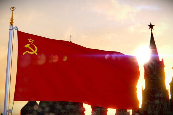 Lo sviluppo della bandiera dell URSS sullo sfondo del Cremlino a Mosca