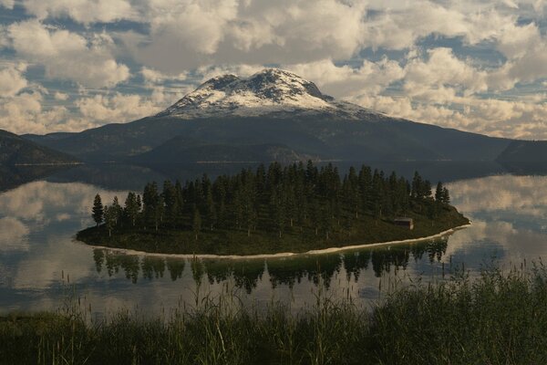 Une île dans le lac au fond de la montagne