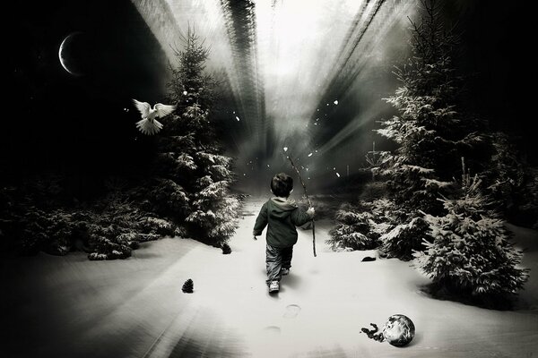 Ein Junge geht durch einen verschneiten Wald
