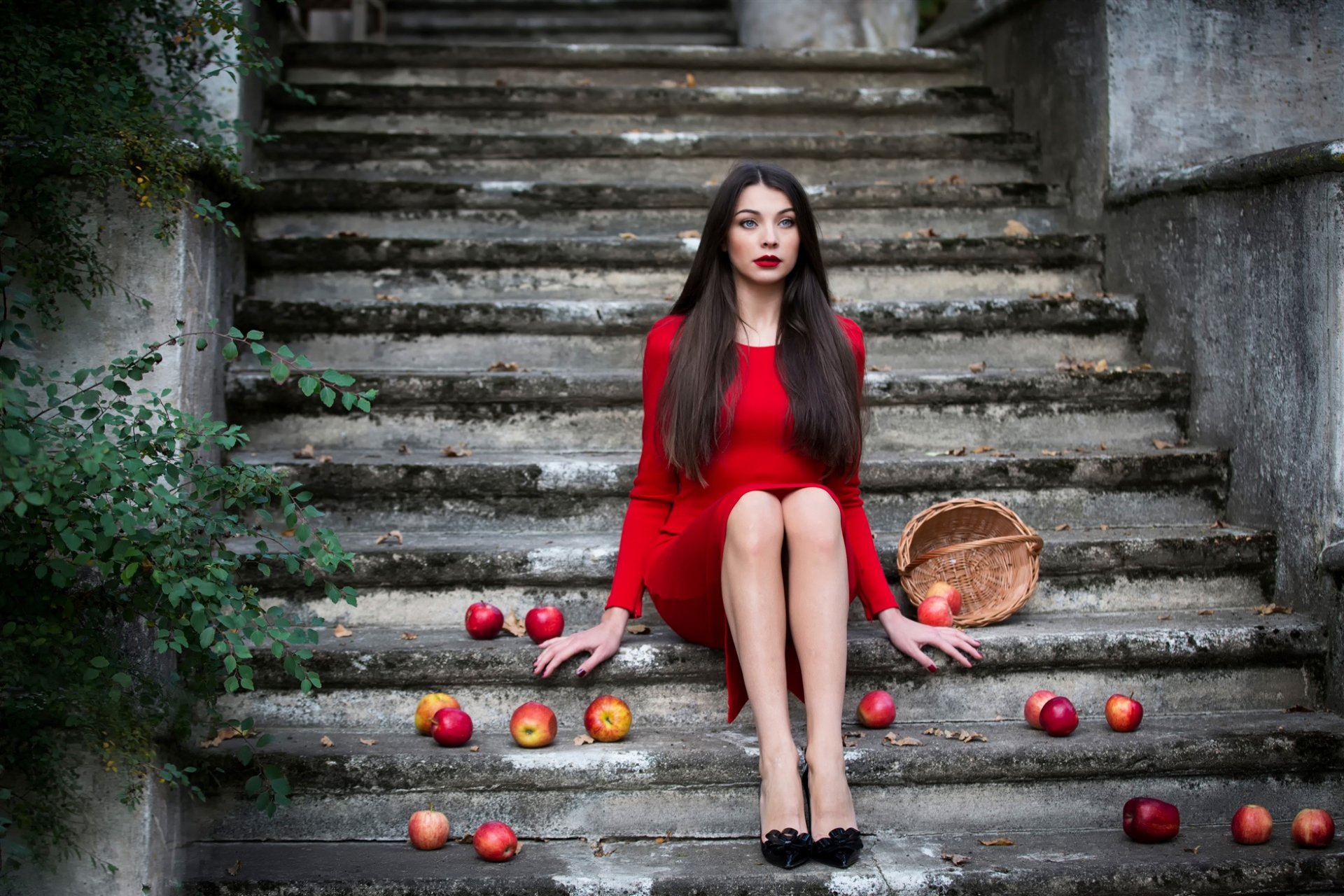 inese stoner chica maquillaje en rojo escalera cesta manzanas