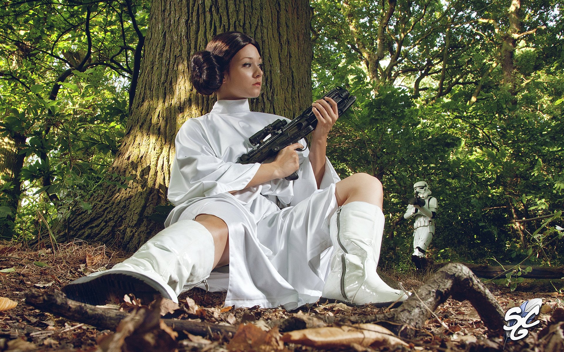 tar wars leia girl weapon attack forest