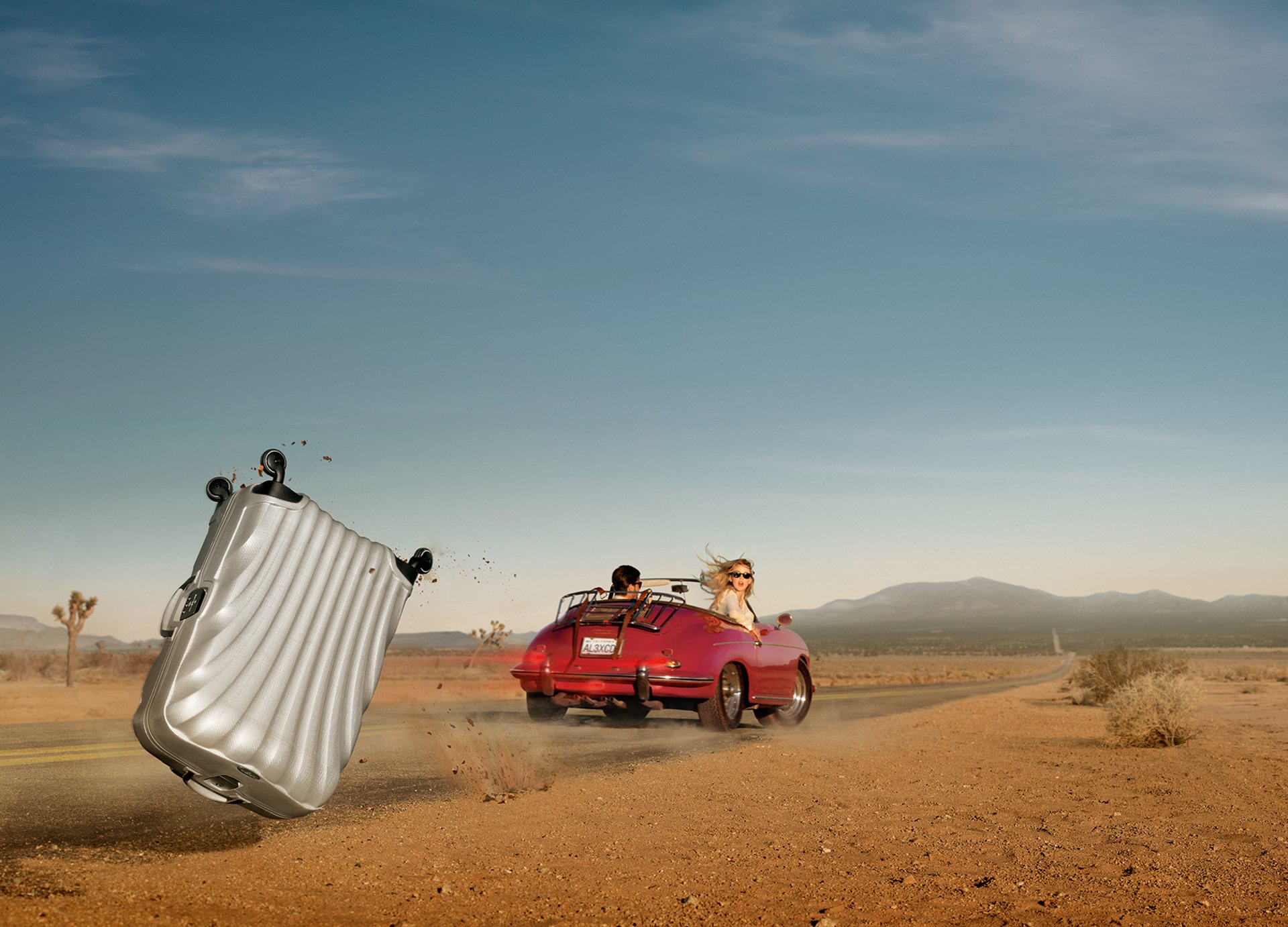 deserto auto strada ragazza uomo valigia volato via velocità ryan schude fotografo