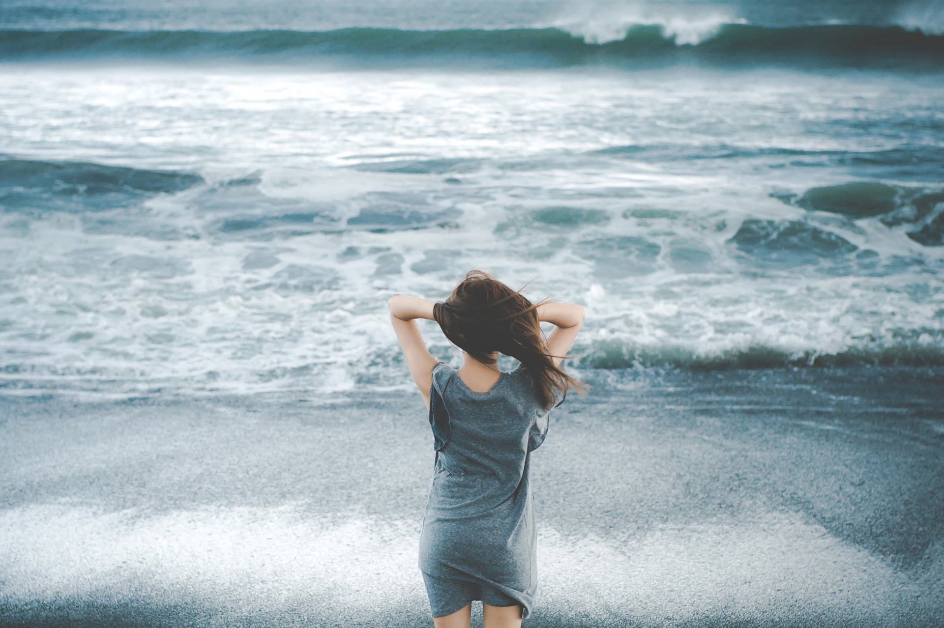 la jeune fille la plage le surf le vent