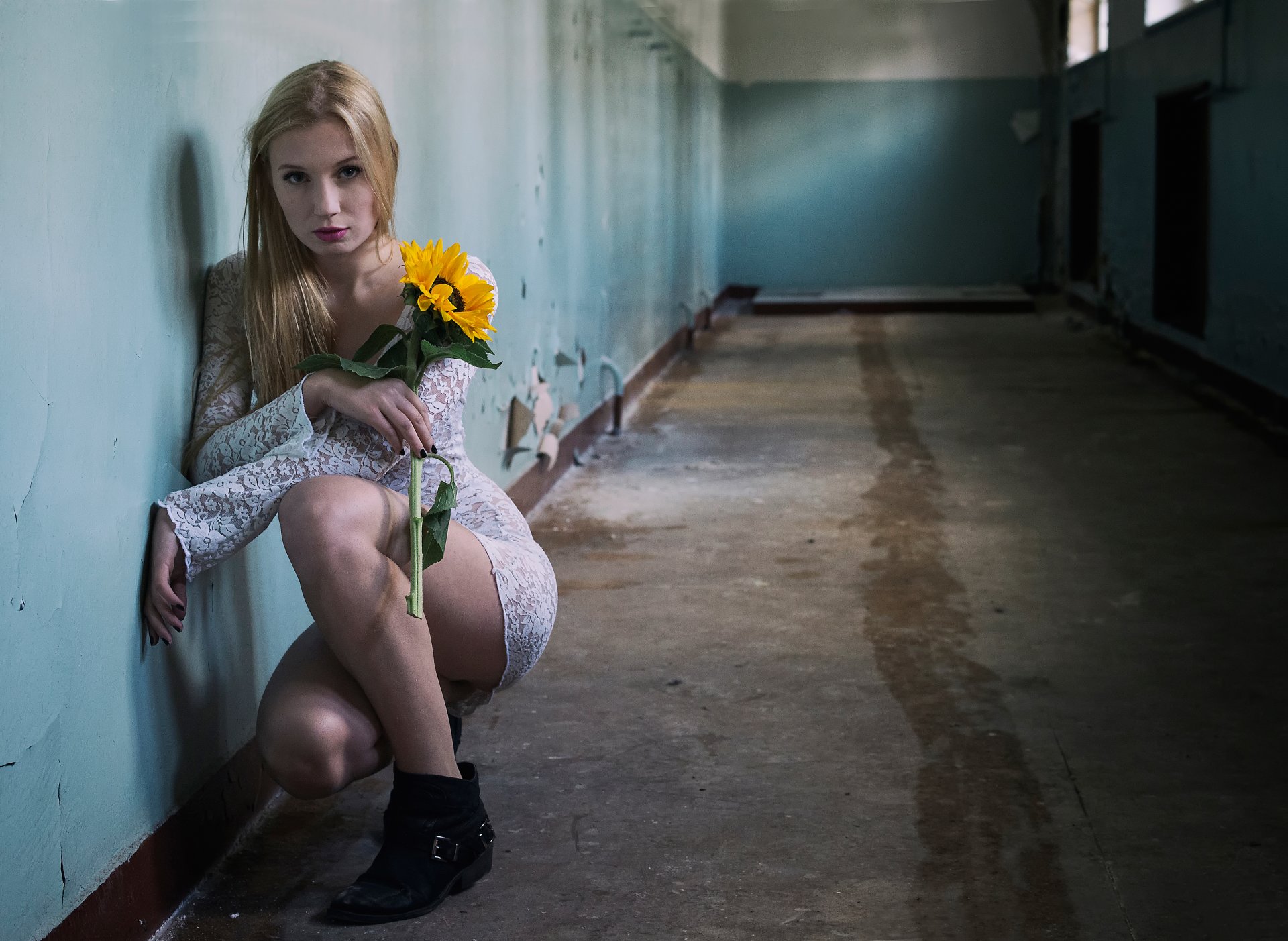 girl corridor dress feet flower