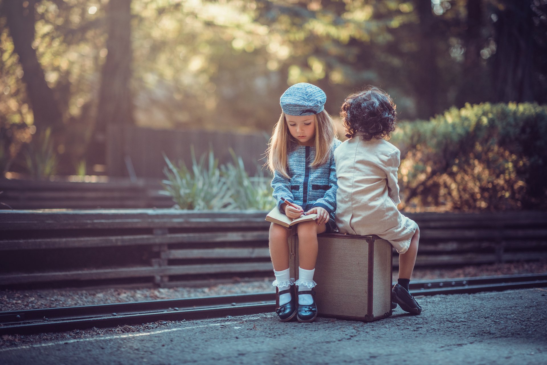 les jeunes voyageurs une fille un garçon une route une valise