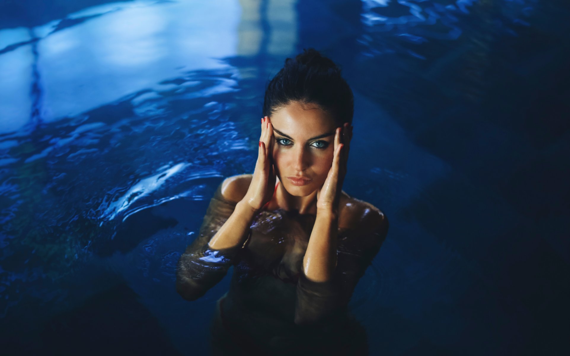 david olkarny perdu en bleu fille dans l eau regard