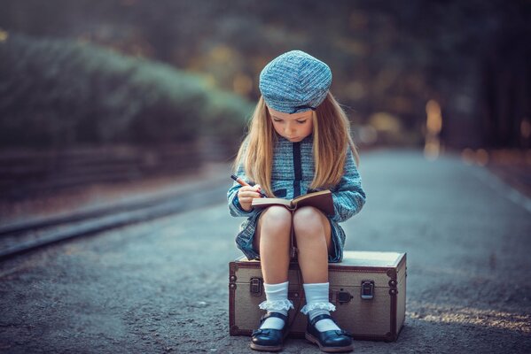 Ragazza vacanziere In mezzo alla strada