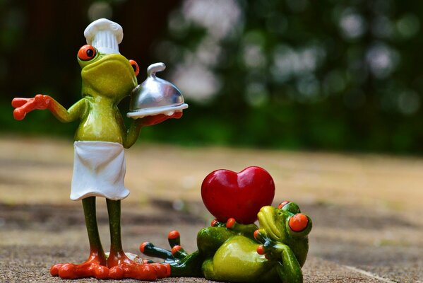 Кирамические chef de la grenouille et la grenouille avec le coeur