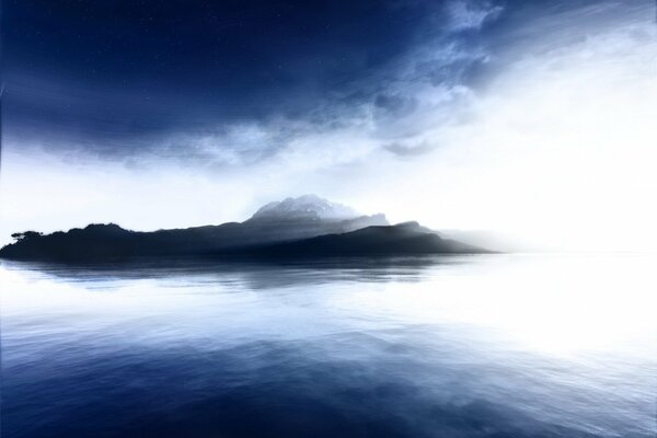 Isola in acqua blu nella nebbia