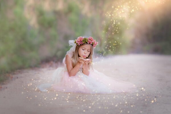 Una niña con un vestido de baile en la carretera hace magia