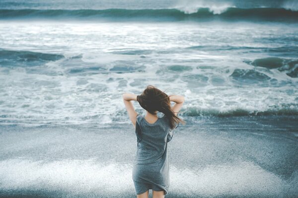 Chica en el mar de surf